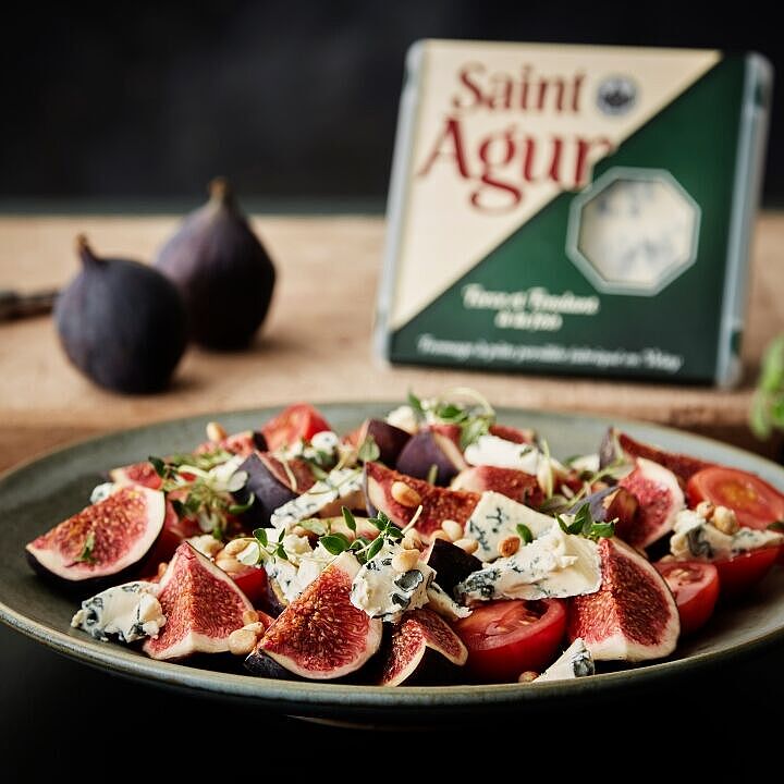 Tomaten-Feigen-Salat mit Saint Agur Blauschimmelkäse, garniert mit frischen Kräutern
