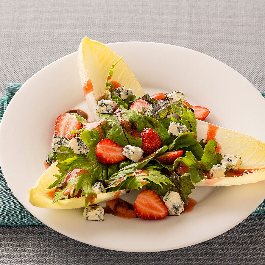 Salat med blåmuggost og jordbær 