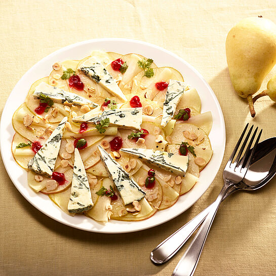 Fruchtiges Birnencarpaccio trifft auf Kohlrabi und würzigen Saint Agur. 