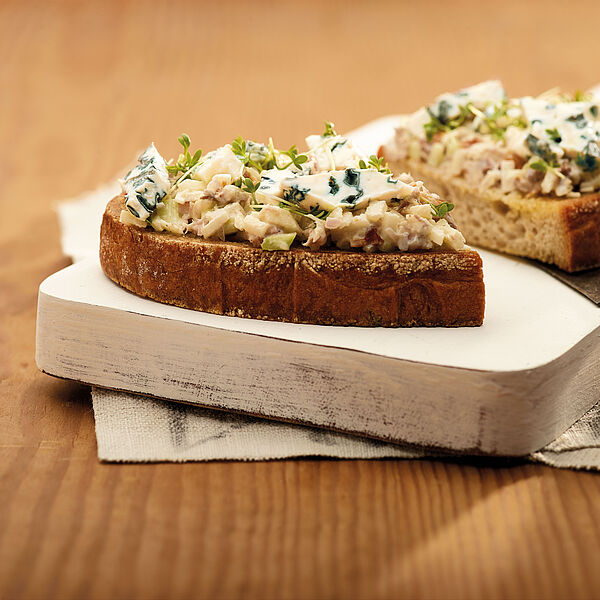 Tartine - krosse Brotscheiben mit einem kräftigen Aufstrich aus Makrele, Saint Agur, Gurke und Apfel.