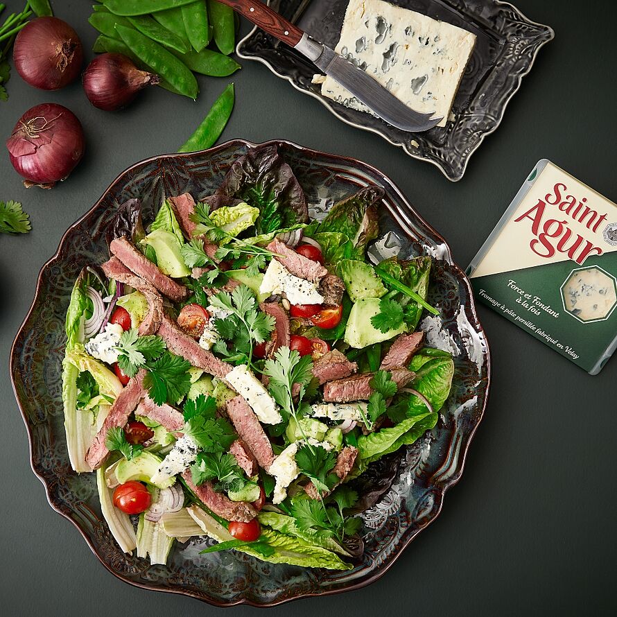 Saint Agur Blauschimmelkäse als Topping für einen Salat mit feinen Steakstreifen