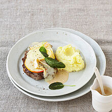 Gratinerede steaks med calvadosfløde