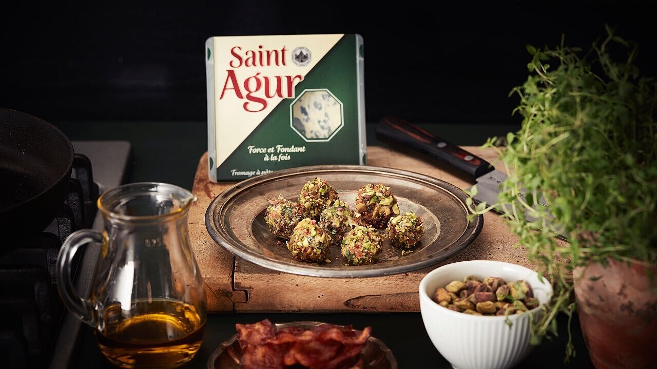 Kleine herzhafte Bällchen mit Bacon, Pistazien und würzigem Saint Agur Blauschimmelkäse