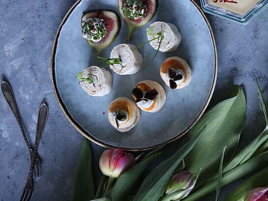 Kleine herzhafte Snacks mit Saint Agur Käse-Creme auf frischer süßer Feige 